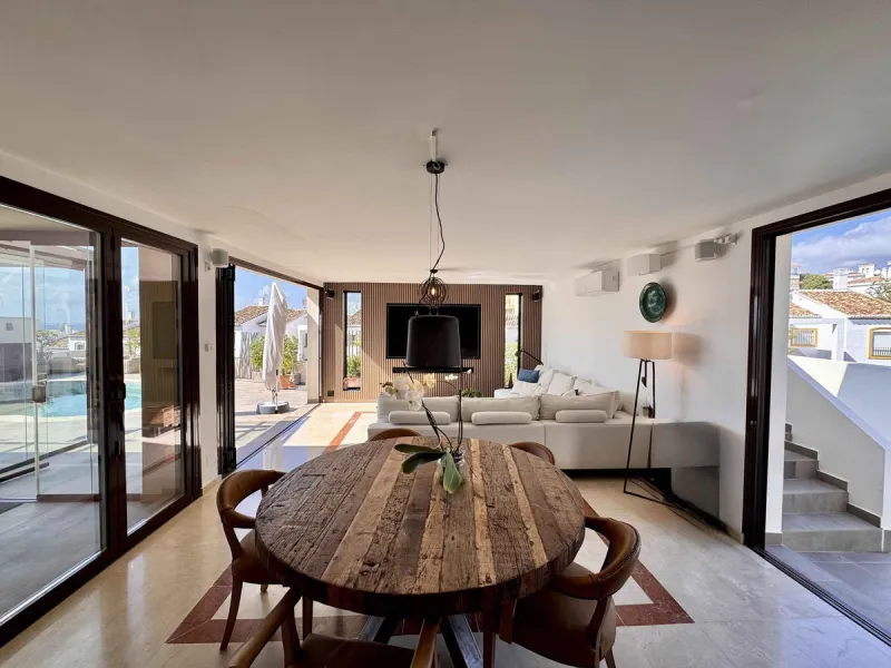 House - Detached Villa в продаже в Mijas, Málaga. В доме 5 спален и 5 ванных комнат. Площадь дома 299 м². Площадь участка 530 м²