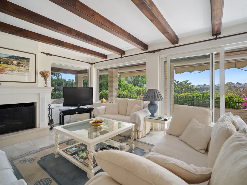 This villa is nestled in an elevated position within the urbanisation of Guadalmina Alta, a beautiful and well-established urbanisation known for its quality living.  This villa boasts stunning panoramic views due to its well-designed elevated position on