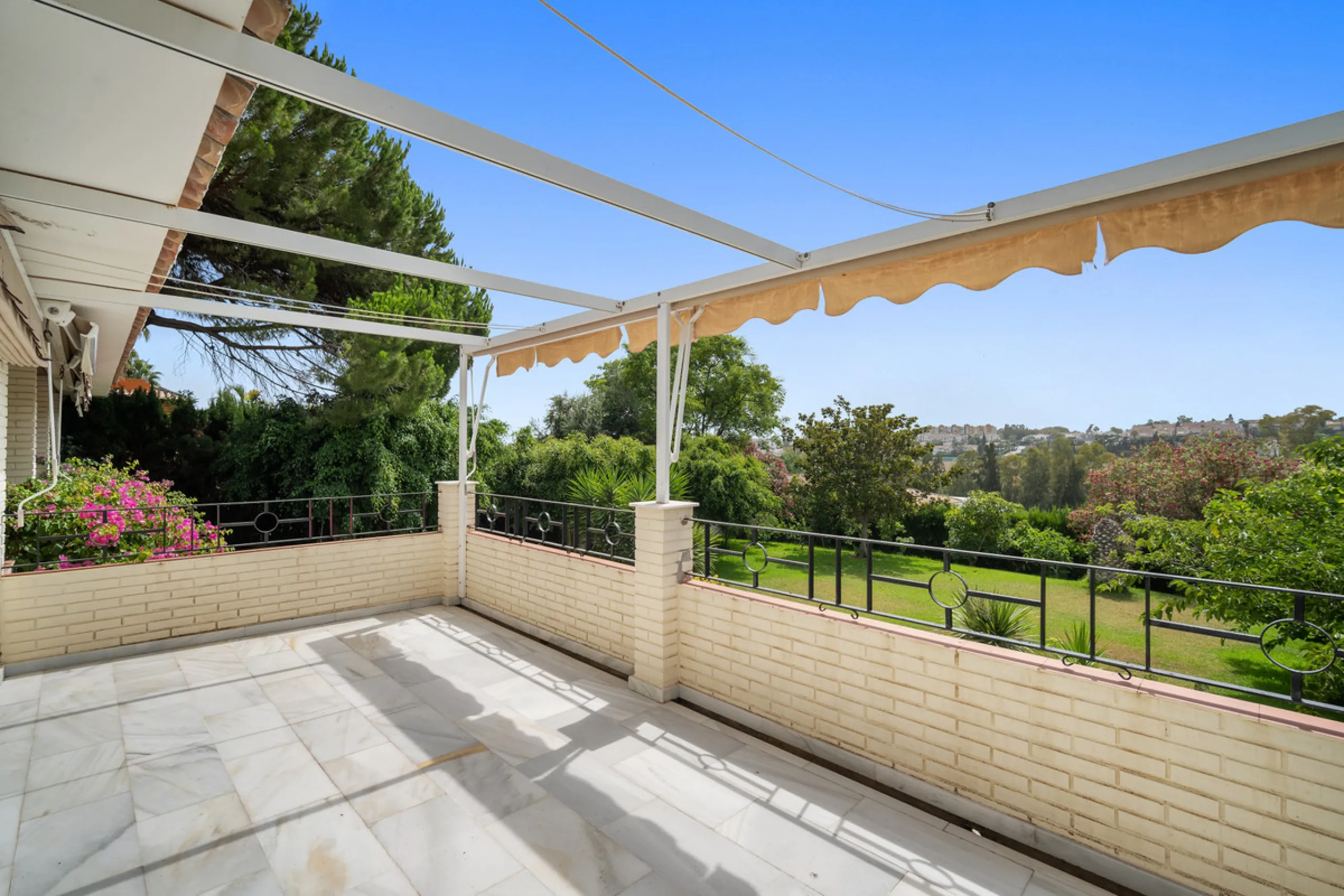 This villa is nestled in an elevated position within the urbanisation of Guadalmina Alta, a beautiful and well-established urbanisation known for its quality living.  This villa boasts stunning panoramic views due to its well-designed elevated position on