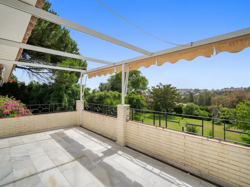 This villa is nestled in an elevated position within the urbanisation of Guadalmina Alta, a beautiful and well-established urbanisation known for its quality living.  This villa boasts stunning panoramic views due to its well-designed elevated position on