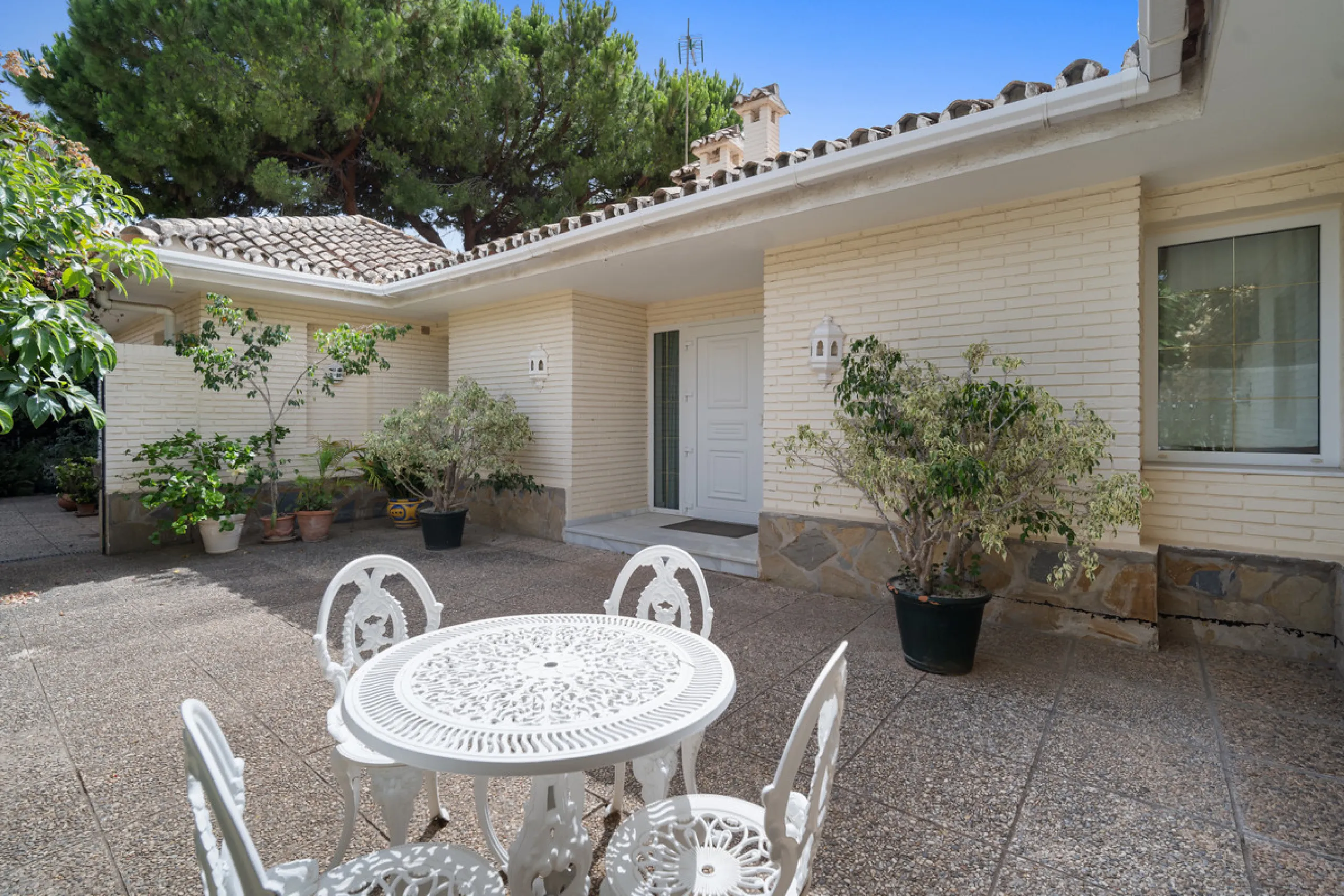 This villa is nestled in an elevated position within the urbanisation of Guadalmina Alta, a beautiful and well-established urbanisation known for its quality living.  This villa boasts stunning panoramic views due to its well-designed elevated position on