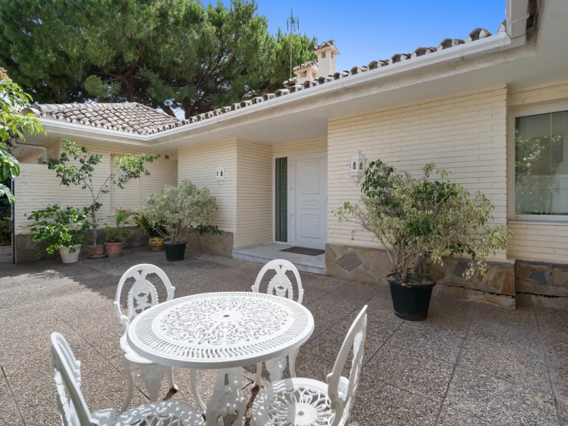 This villa is nestled in an elevated position within the urbanisation of Guadalmina Alta, a beautiful and well-established urbanisation known for its quality living.  This villa boasts stunning panoramic views due to its well-designed elevated position on