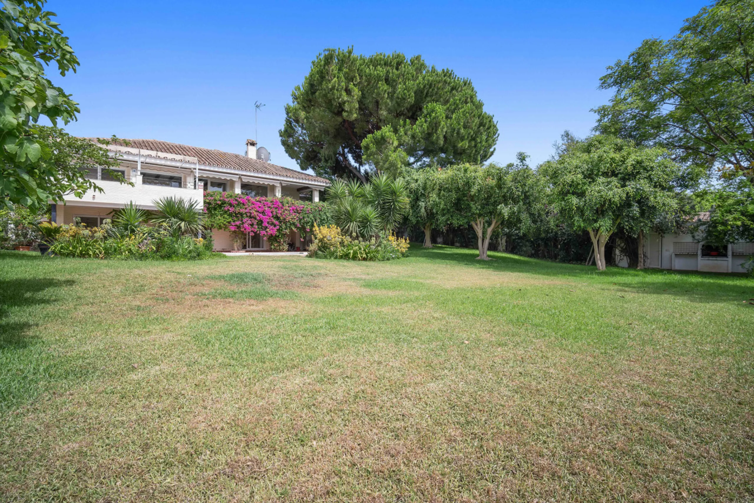 This villa is nestled in an elevated position within the urbanisation of Guadalmina Alta, a beautiful and well-established urbanisation known for its quality living.  This villa boasts stunning panoramic views due to its well-designed elevated position on