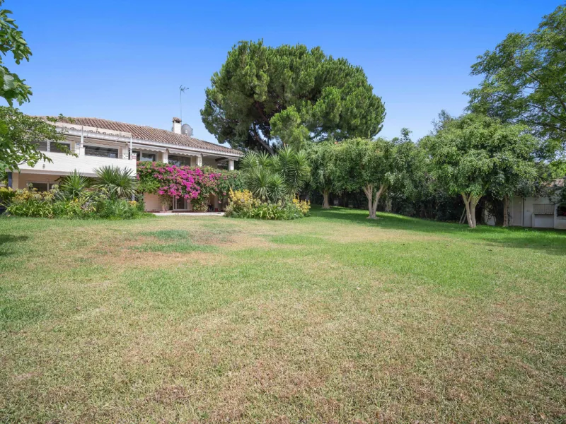This villa is nestled in an elevated position within the urbanisation of Guadalmina Alta, a beautiful and well-established urbanisation known for its quality living.  This villa boasts stunning panoramic views due to its well-designed elevated position on