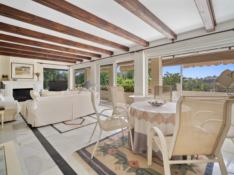 This villa is nestled in an elevated position within the urbanisation of Guadalmina Alta, a beautiful and well-established urbanisation known for its quality living.  This villa boasts stunning panoramic views due to its well-designed elevated position on