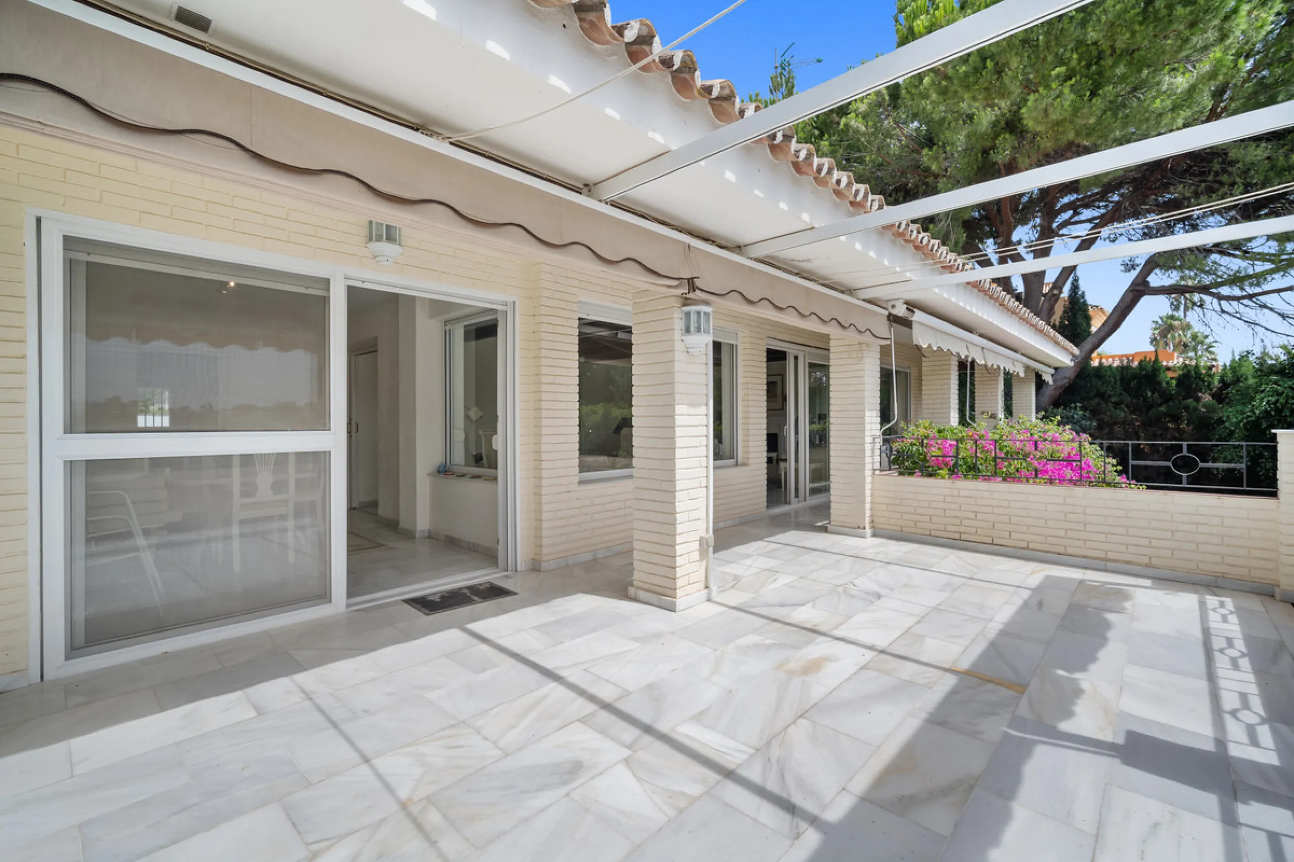 This villa is nestled in an elevated position within the urbanisation of Guadalmina Alta, a beautiful and well-established urbanisation known for its quality living.  This villa boasts stunning panoramic views due to its well-designed elevated position on