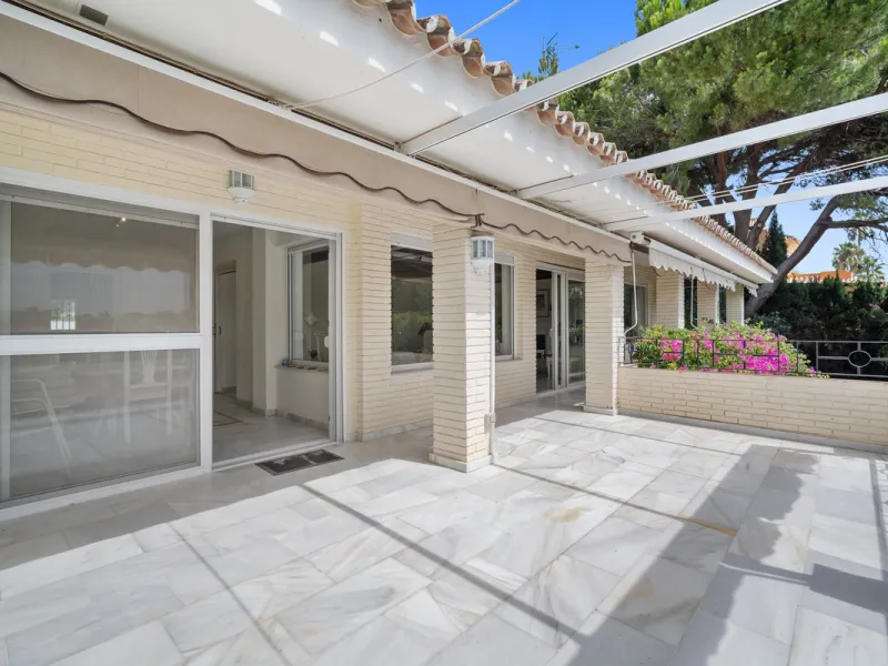 This villa is nestled in an elevated position within the urbanisation of Guadalmina Alta, a beautiful and well-established urbanisation known for its quality living.  This villa boasts stunning panoramic views due to its well-designed elevated position on