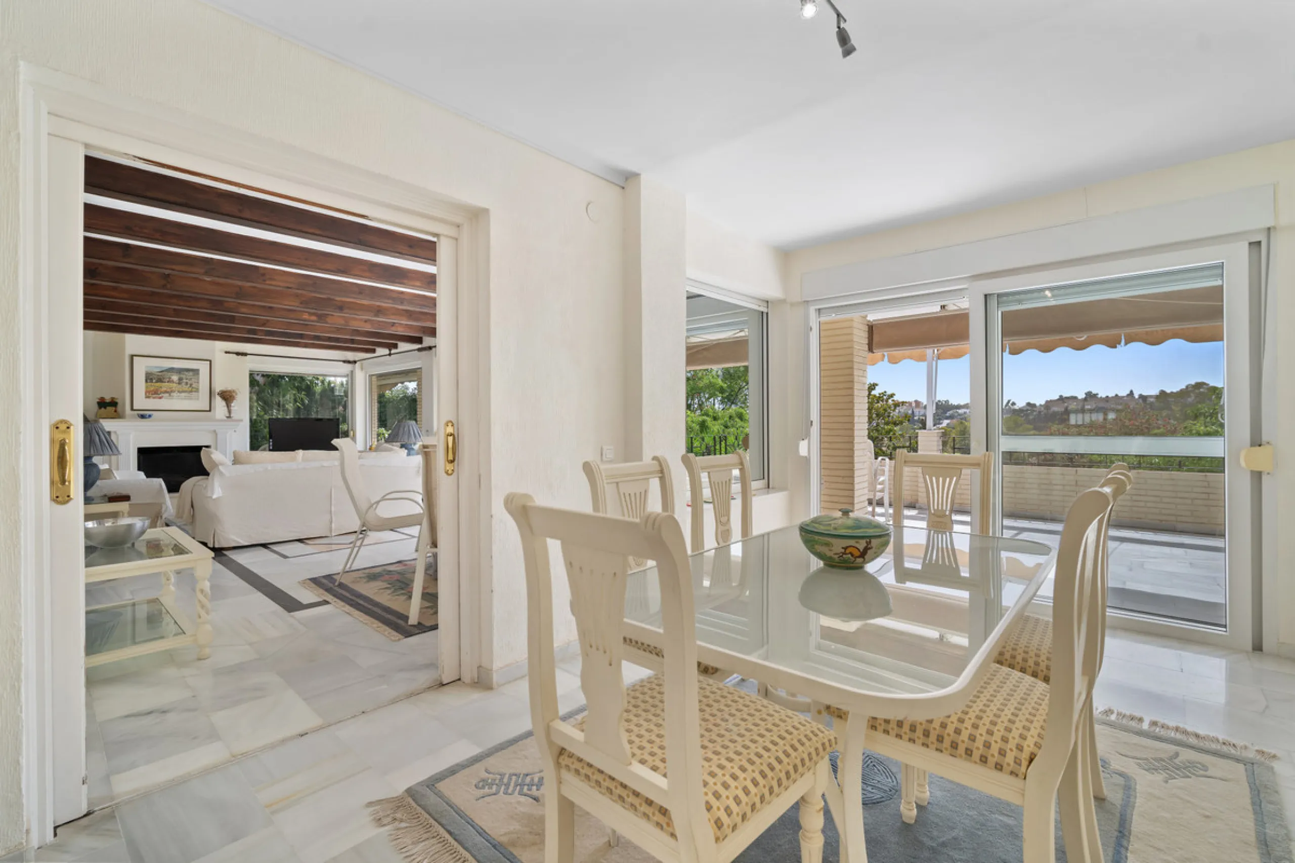 This villa is nestled in an elevated position within the urbanisation of Guadalmina Alta, a beautiful and well-established urbanisation known for its quality living.  This villa boasts stunning panoramic views due to its well-designed elevated position on