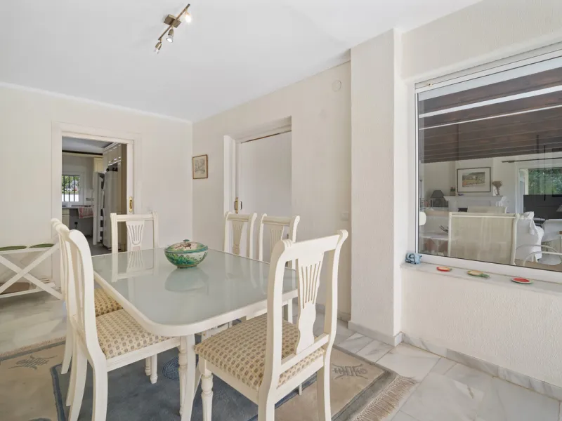This villa is nestled in an elevated position within the urbanisation of Guadalmina Alta, a beautiful and well-established urbanisation known for its quality living.  This villa boasts stunning panoramic views due to its well-designed elevated position on