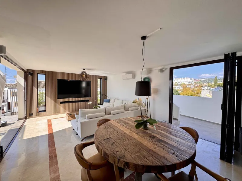 House - Detached Villa в продаже в Mijas, Málaga. В доме 5 спален и 5 ванных комнат. Площадь дома 299 м². Площадь участка 530 м²