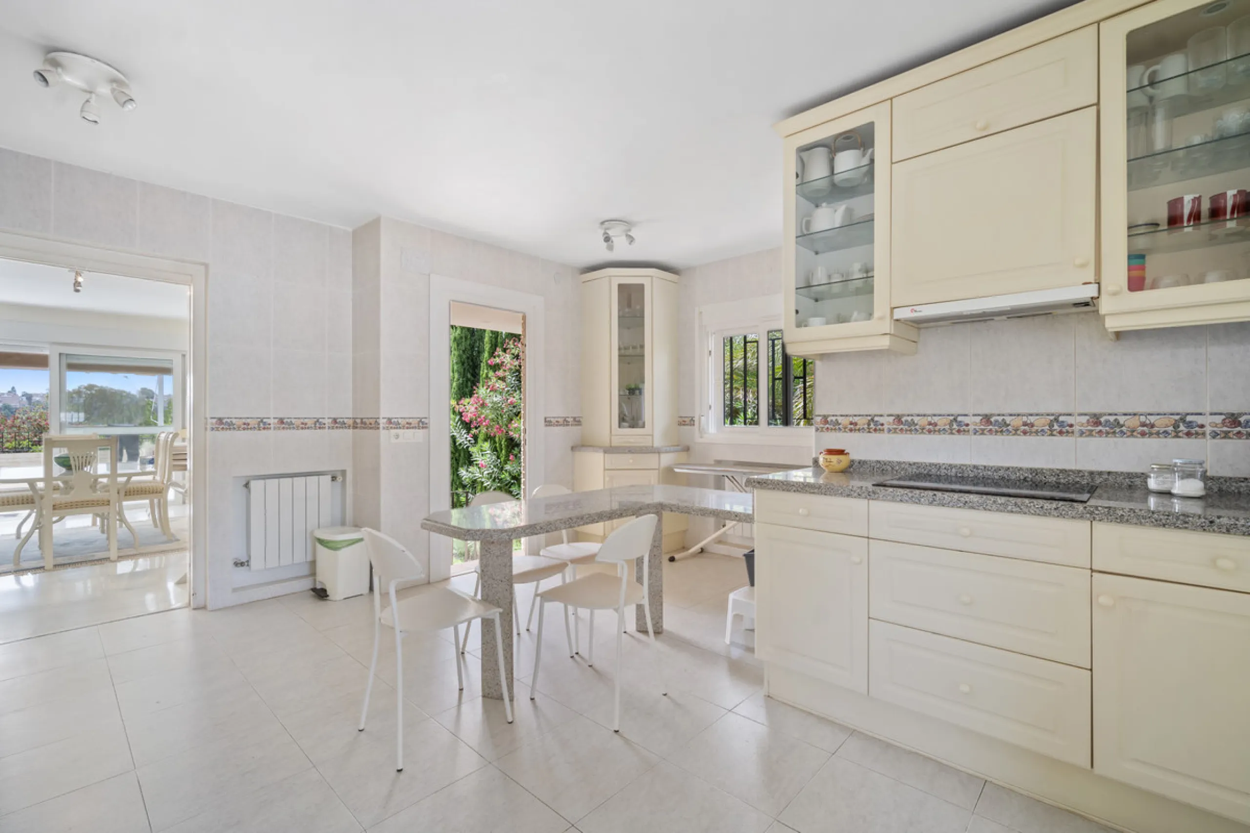 This villa is nestled in an elevated position within the urbanisation of Guadalmina Alta, a beautiful and well-established urbanisation known for its quality living.  This villa boasts stunning panoramic views due to its well-designed elevated position on