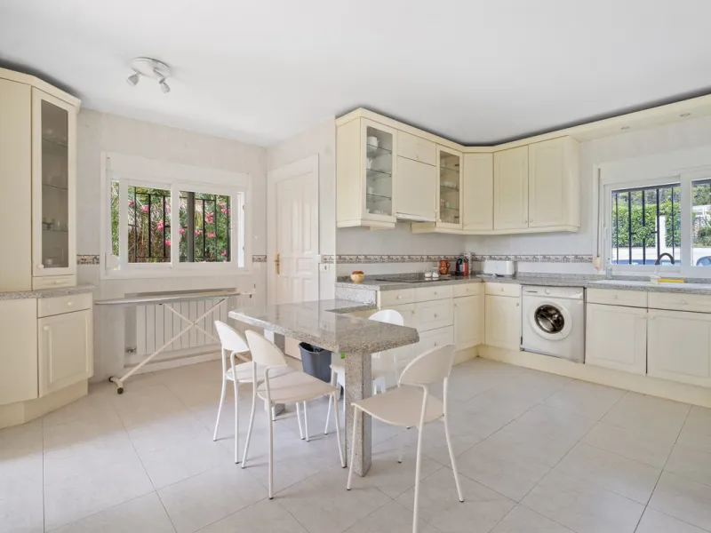 This villa is nestled in an elevated position within the urbanisation of Guadalmina Alta, a beautiful and well-established urbanisation known for its quality living.  This villa boasts stunning panoramic views due to its well-designed elevated position on