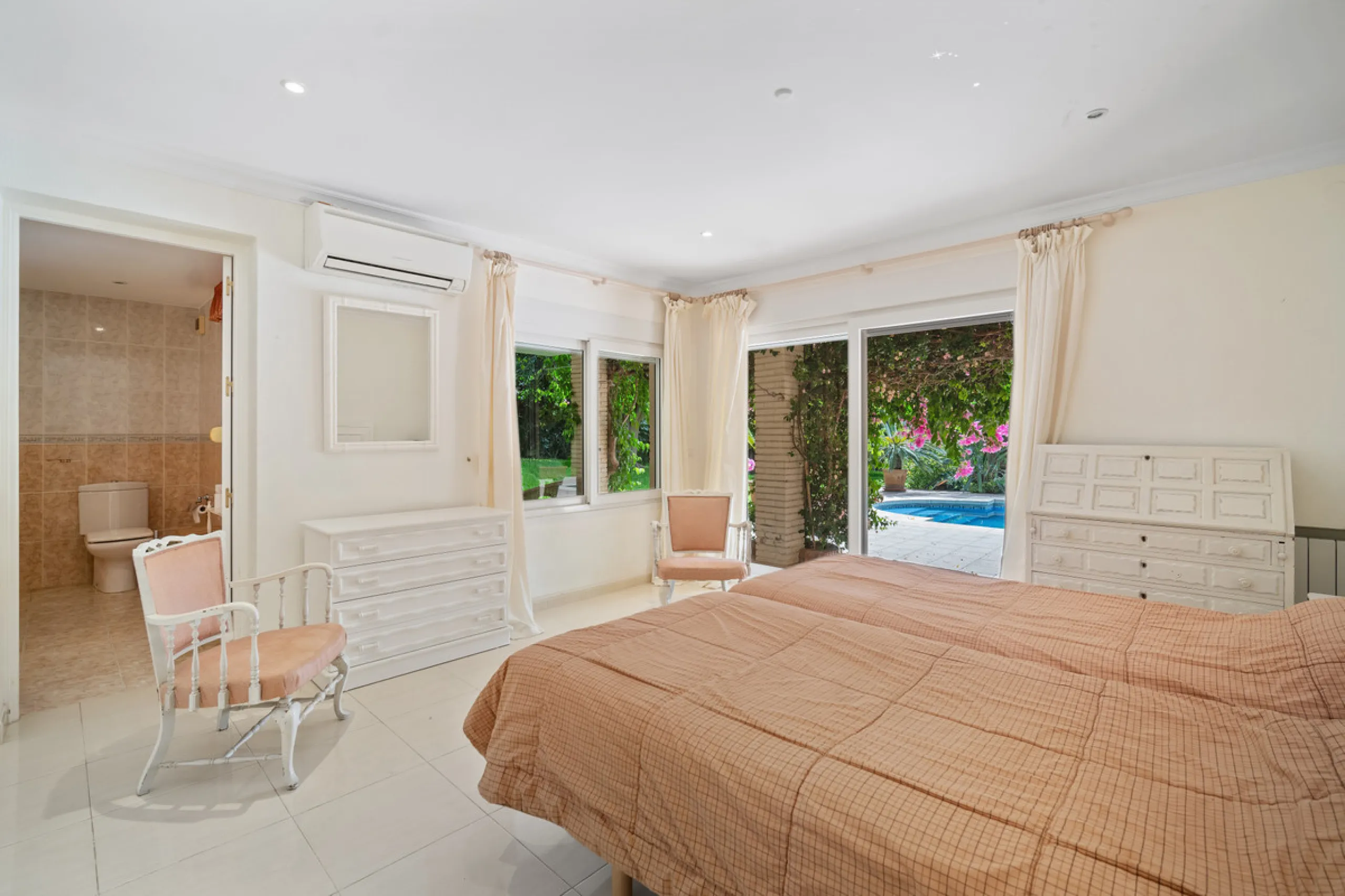 This villa is nestled in an elevated position within the urbanisation of Guadalmina Alta, a beautiful and well-established urbanisation known for its quality living.  This villa boasts stunning panoramic views due to its well-designed elevated position on