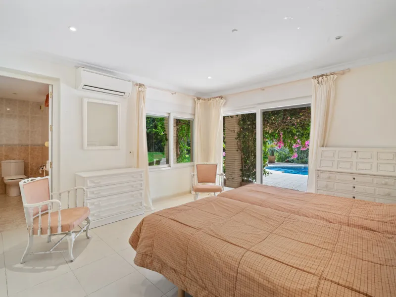 This villa is nestled in an elevated position within the urbanisation of Guadalmina Alta, a beautiful and well-established urbanisation known for its quality living.  This villa boasts stunning panoramic views due to its well-designed elevated position on