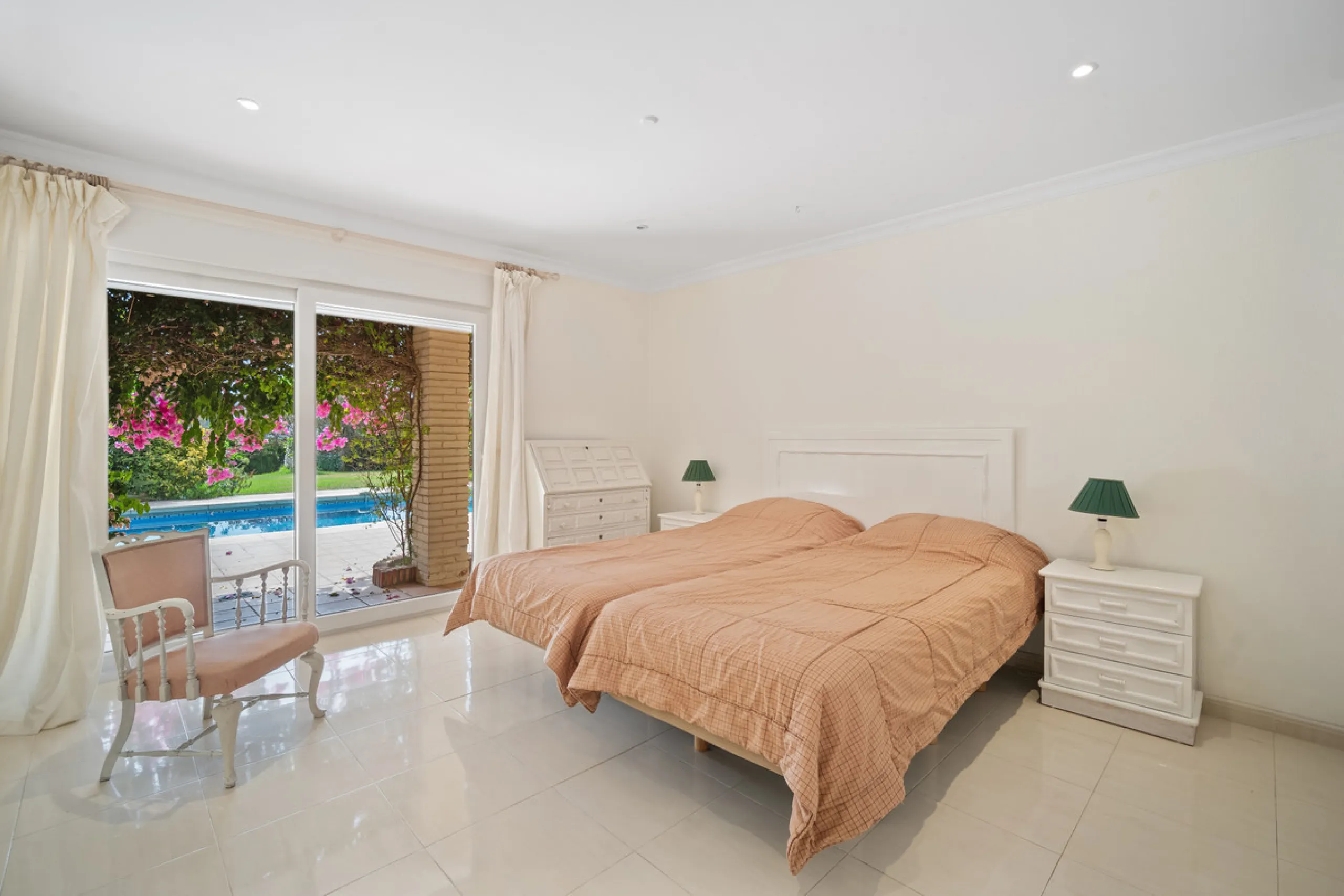 This villa is nestled in an elevated position within the urbanisation of Guadalmina Alta, a beautiful and well-established urbanisation known for its quality living.  This villa boasts stunning panoramic views due to its well-designed elevated position on