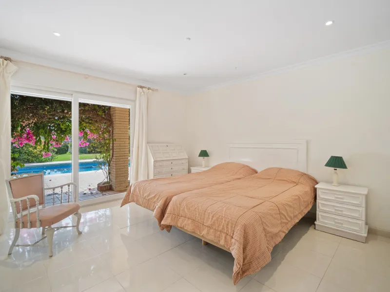 This villa is nestled in an elevated position within the urbanisation of Guadalmina Alta, a beautiful and well-established urbanisation known for its quality living.  This villa boasts stunning panoramic views due to its well-designed elevated position on