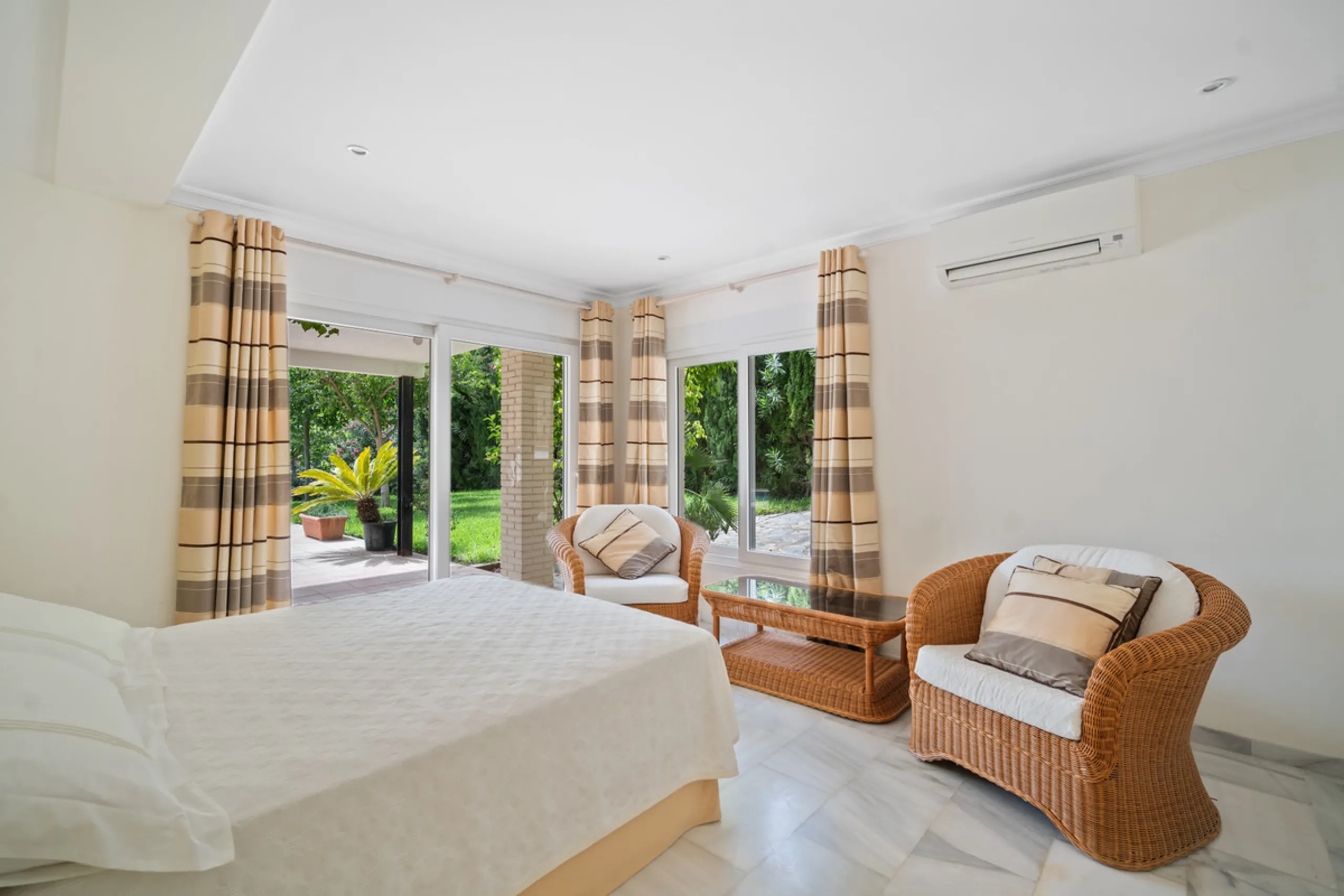 This villa is nestled in an elevated position within the urbanisation of Guadalmina Alta, a beautiful and well-established urbanisation known for its quality living.  This villa boasts stunning panoramic views due to its well-designed elevated position on