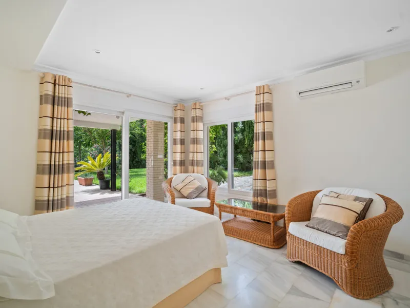 This villa is nestled in an elevated position within the urbanisation of Guadalmina Alta, a beautiful and well-established urbanisation known for its quality living.  This villa boasts stunning panoramic views due to its well-designed elevated position on