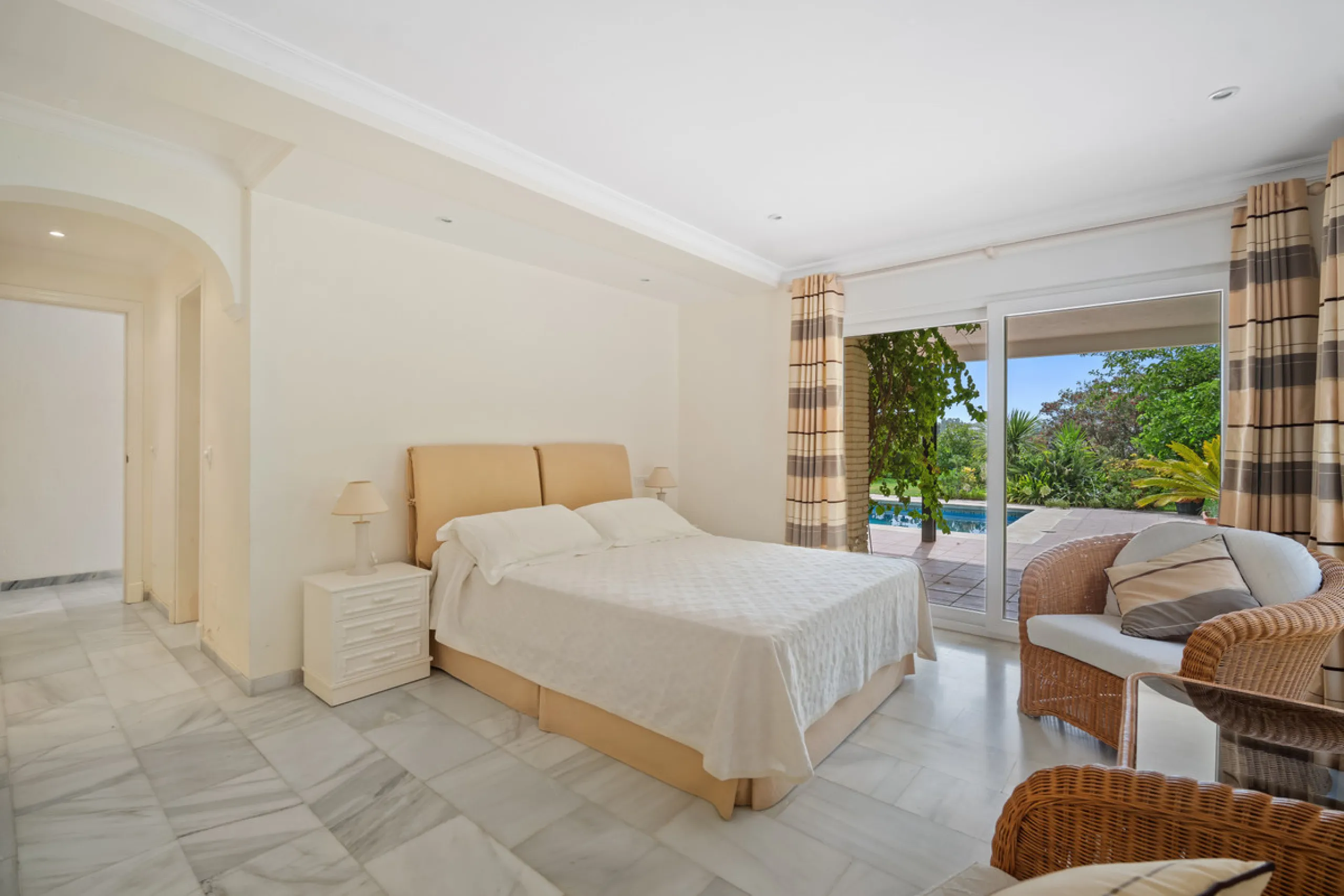 This villa is nestled in an elevated position within the urbanisation of Guadalmina Alta, a beautiful and well-established urbanisation known for its quality living.  This villa boasts stunning panoramic views due to its well-designed elevated position on