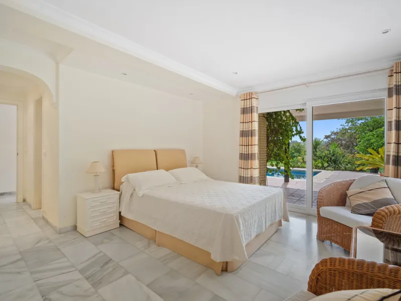 This villa is nestled in an elevated position within the urbanisation of Guadalmina Alta, a beautiful and well-established urbanisation known for its quality living.  This villa boasts stunning panoramic views due to its well-designed elevated position on