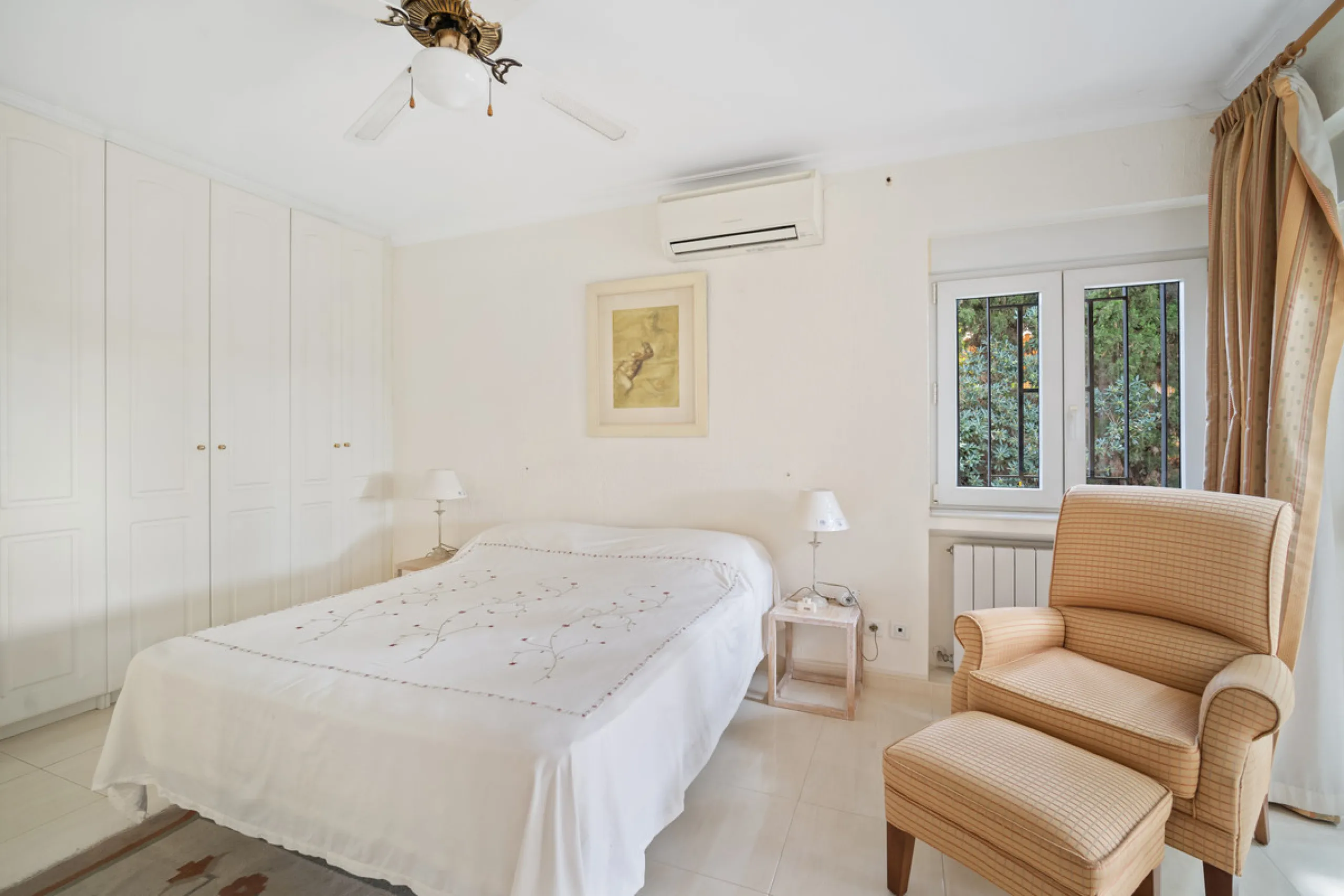 This villa is nestled in an elevated position within the urbanisation of Guadalmina Alta, a beautiful and well-established urbanisation known for its quality living.  This villa boasts stunning panoramic views due to its well-designed elevated position on