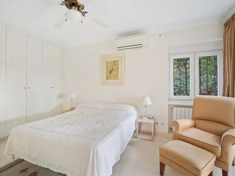 This villa is nestled in an elevated position within the urbanisation of Guadalmina Alta, a beautiful and well-established urbanisation known for its quality living.  This villa boasts stunning panoramic views due to its well-designed elevated position on