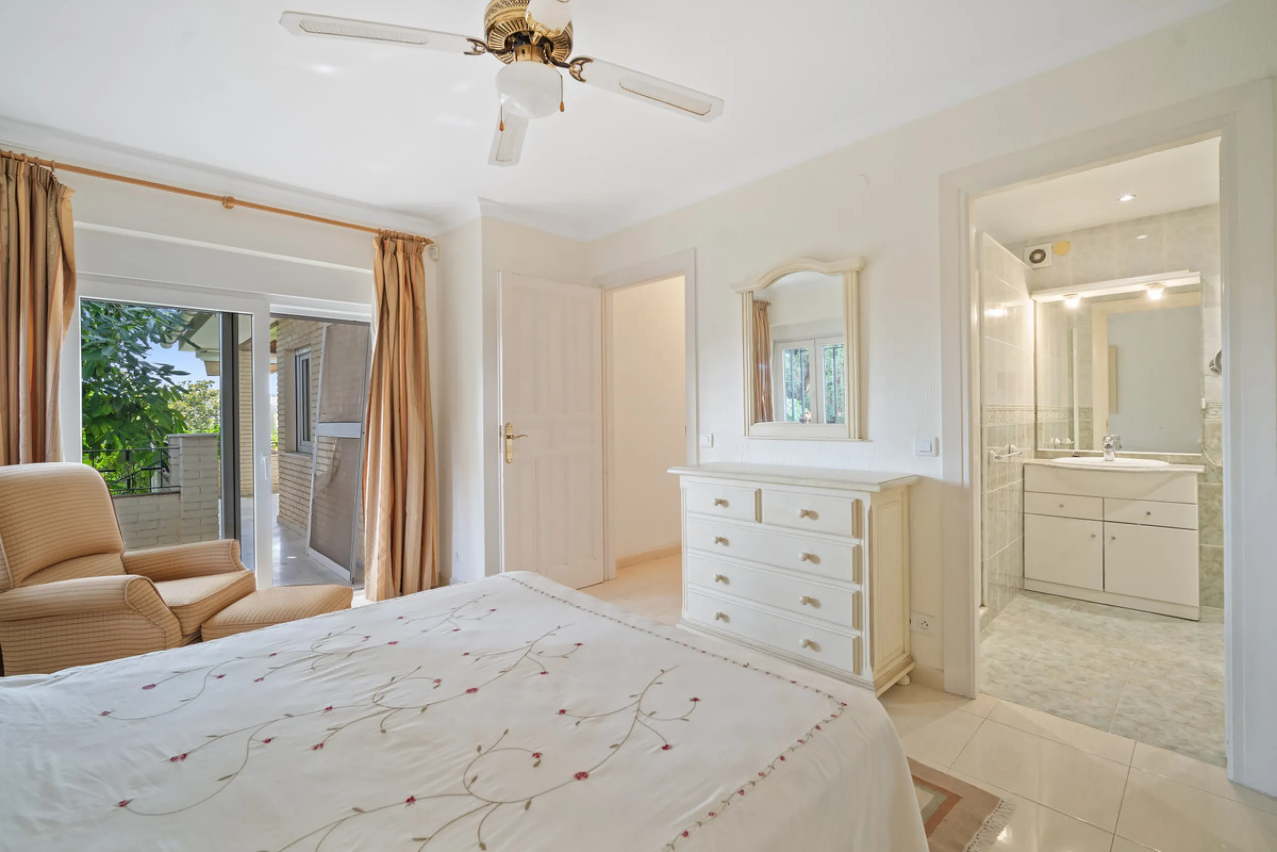 This villa is nestled in an elevated position within the urbanisation of Guadalmina Alta, a beautiful and well-established urbanisation known for its quality living.  This villa boasts stunning panoramic views due to its well-designed elevated position on