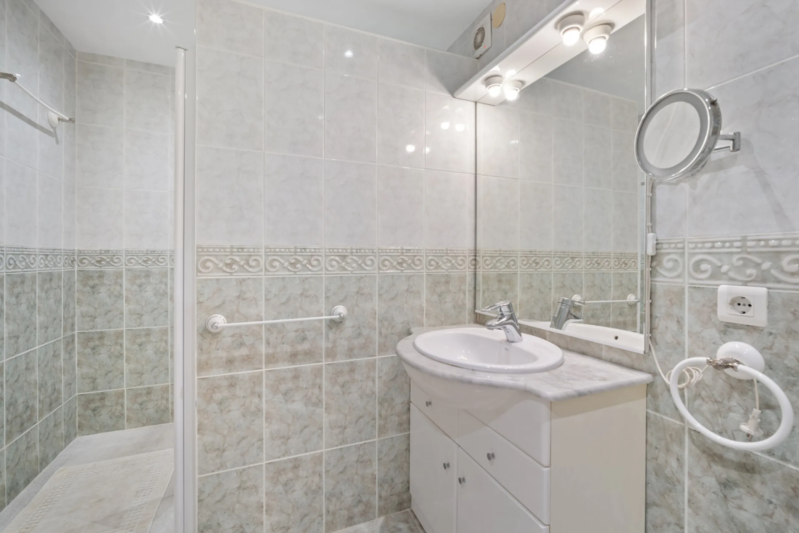 This villa is nestled in an elevated position within the urbanisation of Guadalmina Alta, a beautiful and well-established urbanisation known for its quality living.  This villa boasts stunning panoramic views due to its well-designed elevated position on