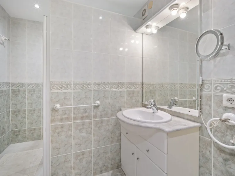 This villa is nestled in an elevated position within the urbanisation of Guadalmina Alta, a beautiful and well-established urbanisation known for its quality living.  This villa boasts stunning panoramic views due to its well-designed elevated position on
