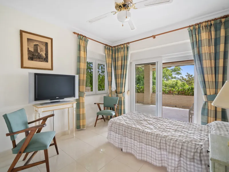 This villa is nestled in an elevated position within the urbanisation of Guadalmina Alta, a beautiful and well-established urbanisation known for its quality living.  This villa boasts stunning panoramic views due to its well-designed elevated position on