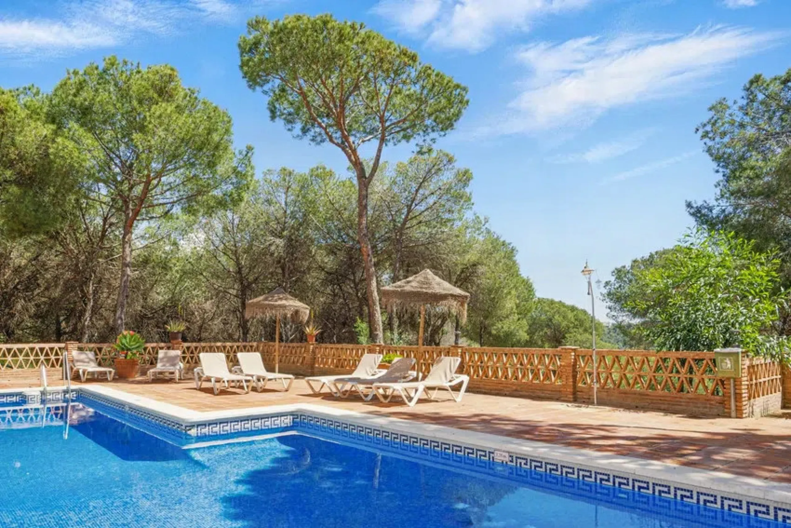 Im Herzen von Nueva Andalucía, nur 5 Autominuten von Puerto Banús und den Stränden entfernt, befindet sich dieses geräumige Penthouse mit vier Schlafzimmern in der begehrten Wohnanlage Los Pinos de Aloha