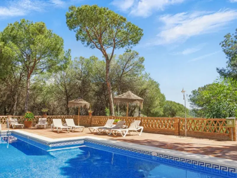 Im Herzen von Nueva Andalucía, nur 5 Autominuten von Puerto Banús und den Stränden entfernt, befindet sich dieses geräumige Penthouse mit vier Schlafzimmern in der begehrten Wohnanlage Los Pinos de Aloha