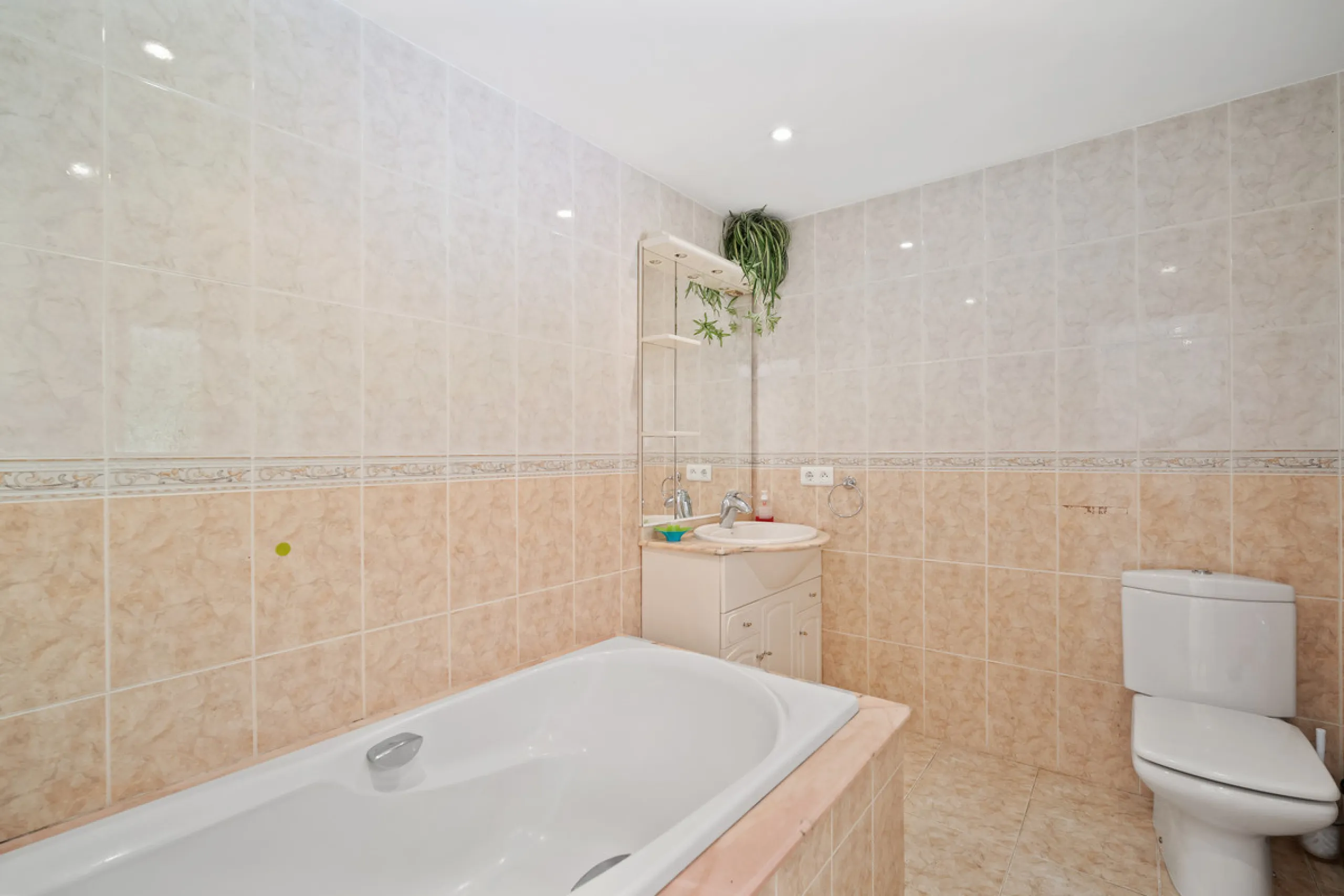 This villa is nestled in an elevated position within the urbanisation of Guadalmina Alta, a beautiful and well-established urbanisation known for its quality living.  This villa boasts stunning panoramic views due to its well-designed elevated position on