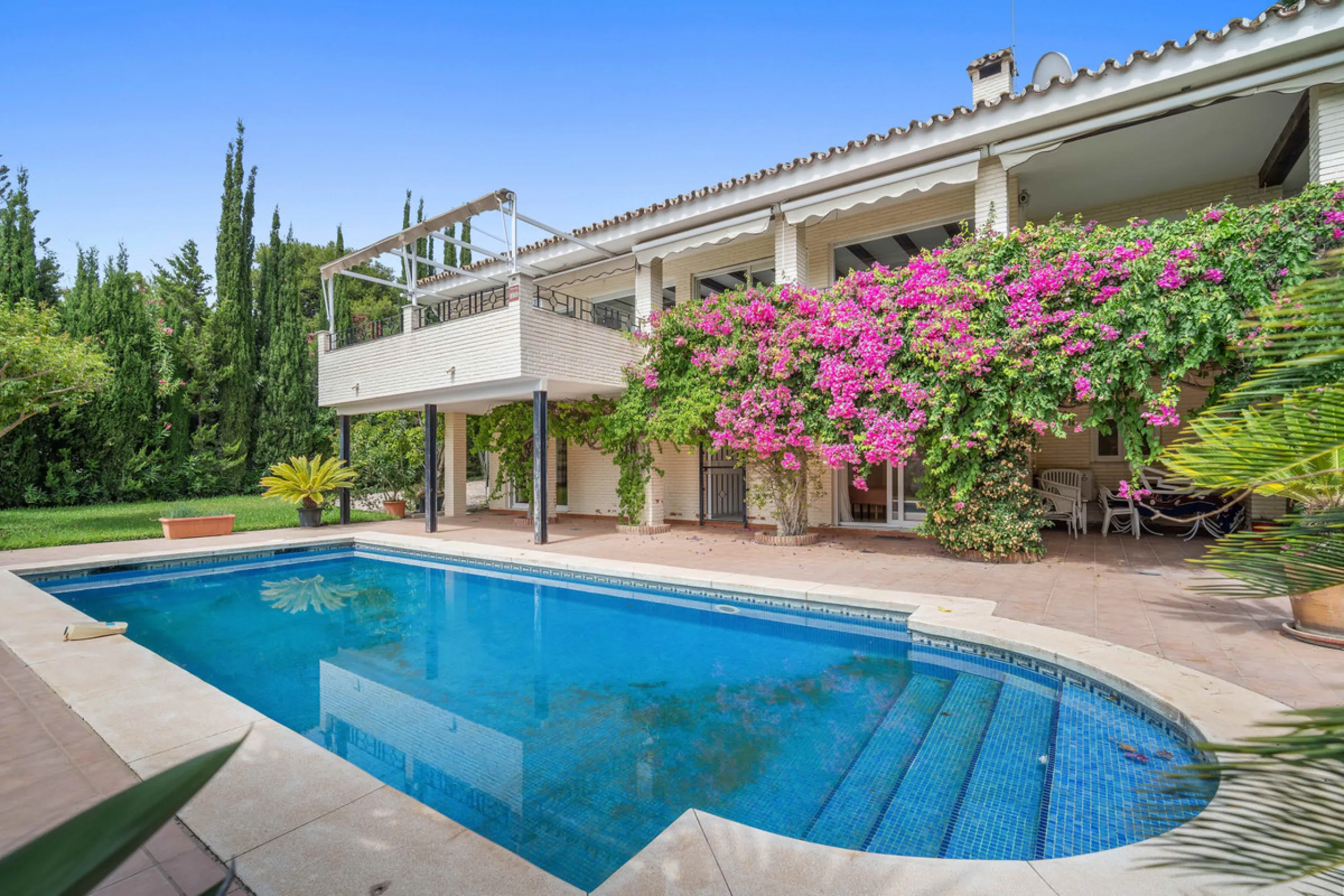 This villa is nestled in an elevated position within the urbanisation of Guadalmina Alta, a beautiful and well-established urbanisation known for its quality living.  This villa boasts stunning panoramic views due to its well-designed elevated position on