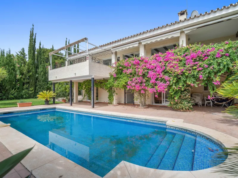 This villa is nestled in an elevated position within the urbanisation of Guadalmina Alta, a beautiful and well-established urbanisation known for its quality living.  This villa boasts stunning panoramic views due to its well-designed elevated position on