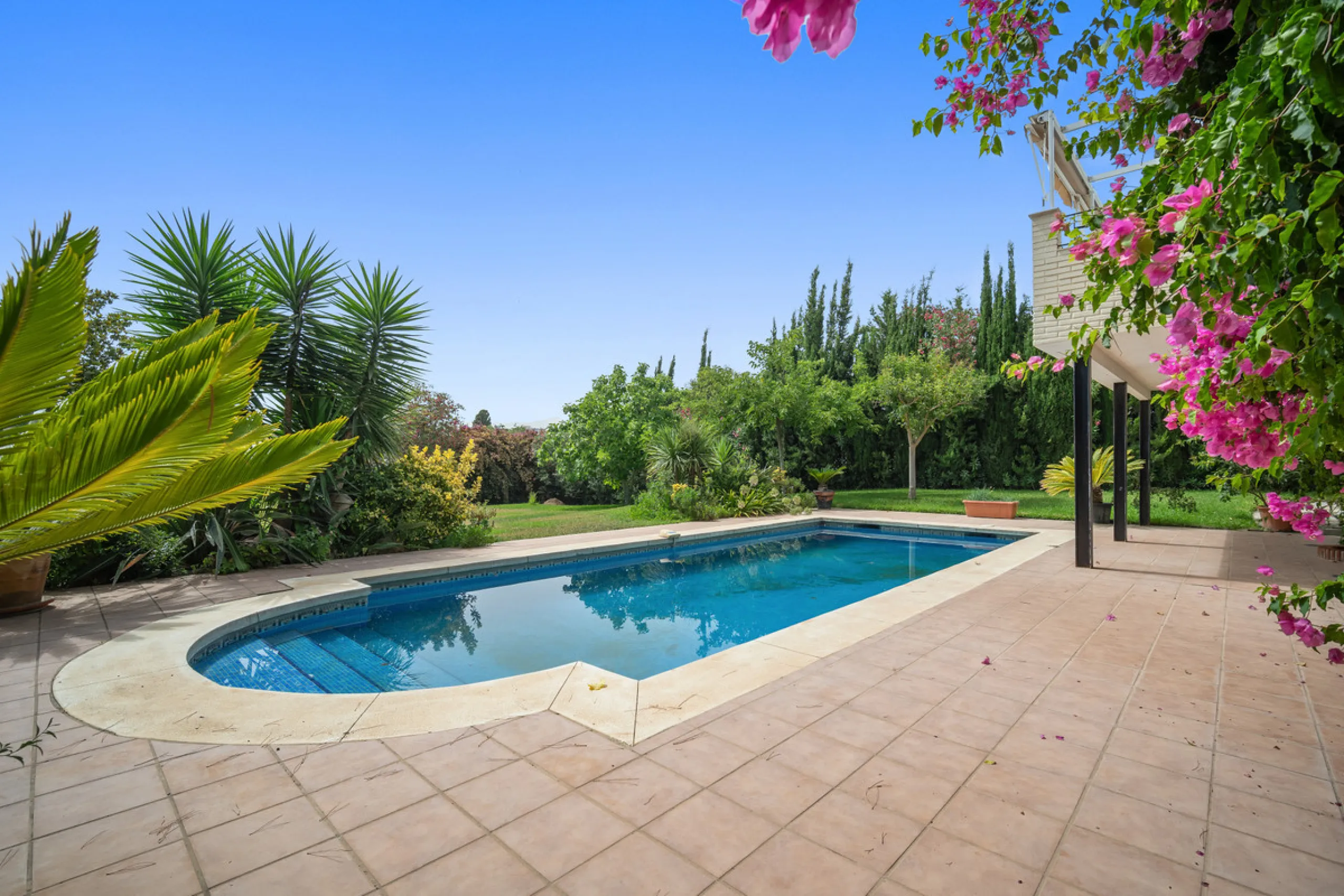 This villa is nestled in an elevated position within the urbanisation of Guadalmina Alta, a beautiful and well-established urbanisation known for its quality living.  This villa boasts stunning panoramic views due to its well-designed elevated position on