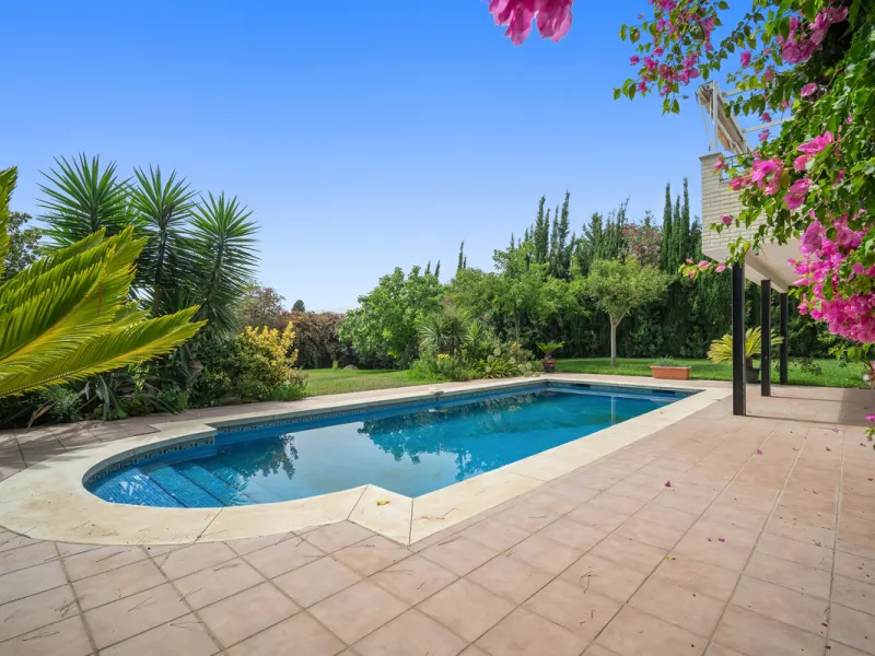 This villa is nestled in an elevated position within the urbanisation of Guadalmina Alta, a beautiful and well-established urbanisation known for its quality living.  This villa boasts stunning panoramic views due to its well-designed elevated position on