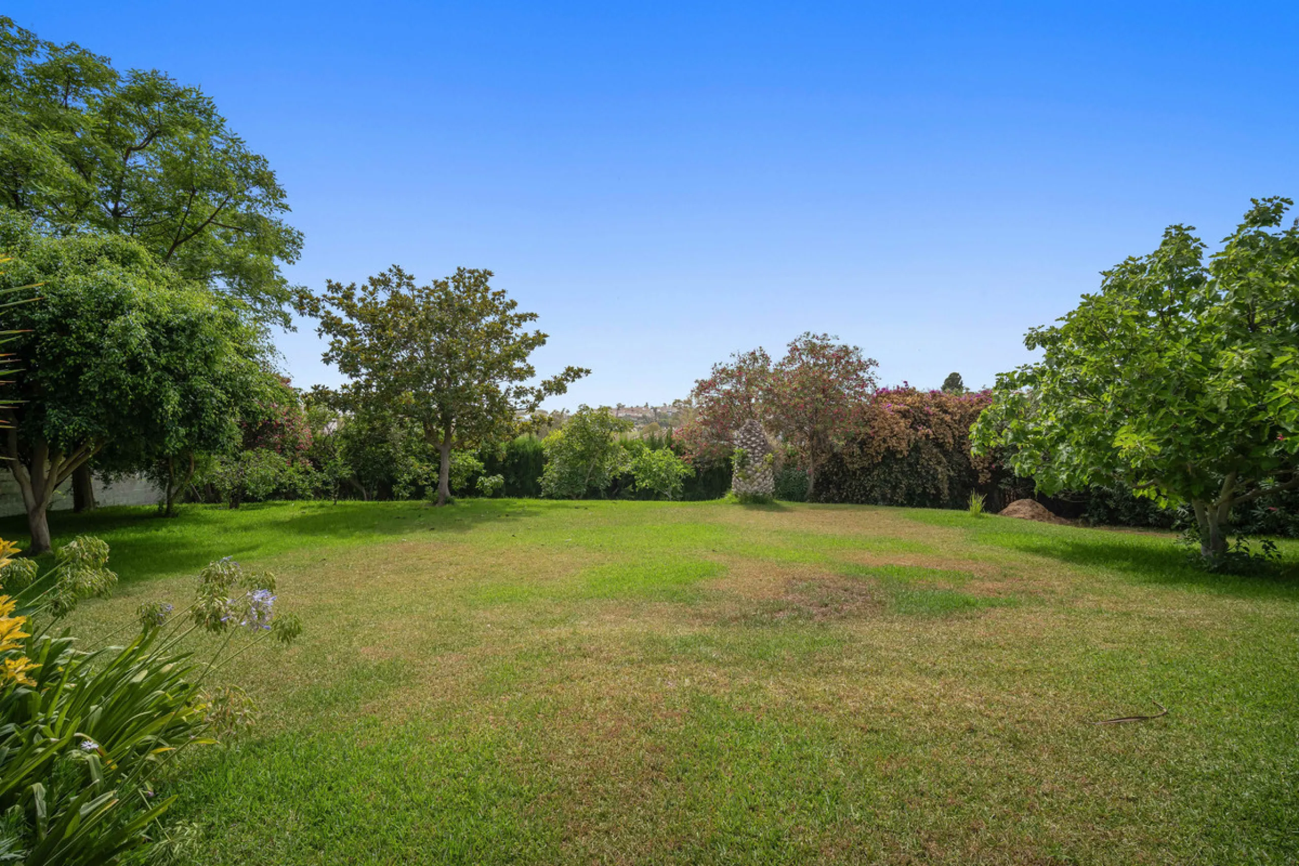 This villa is nestled in an elevated position within the urbanisation of Guadalmina Alta, a beautiful and well-established urbanisation known for its quality living.  This villa boasts stunning panoramic views due to its well-designed elevated position on
