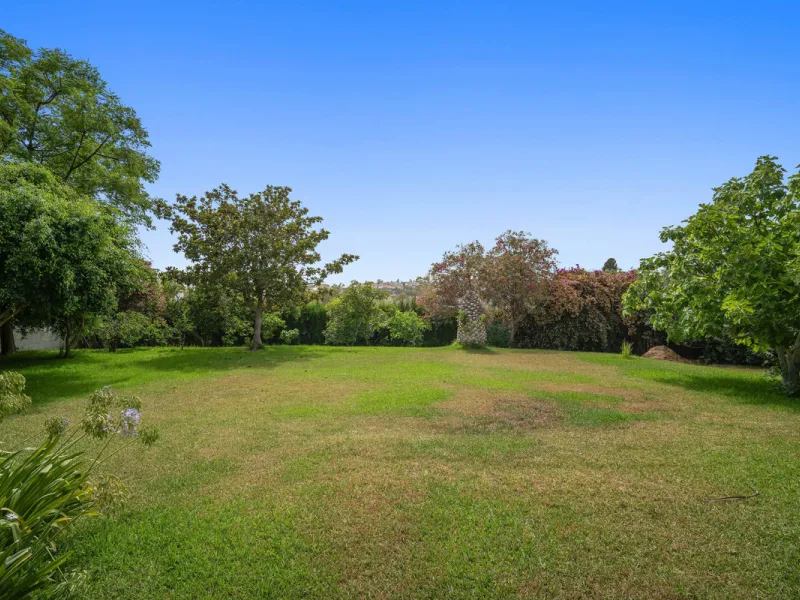 This villa is nestled in an elevated position within the urbanisation of Guadalmina Alta, a beautiful and well-established urbanisation known for its quality living.  This villa boasts stunning panoramic views due to its well-designed elevated position on