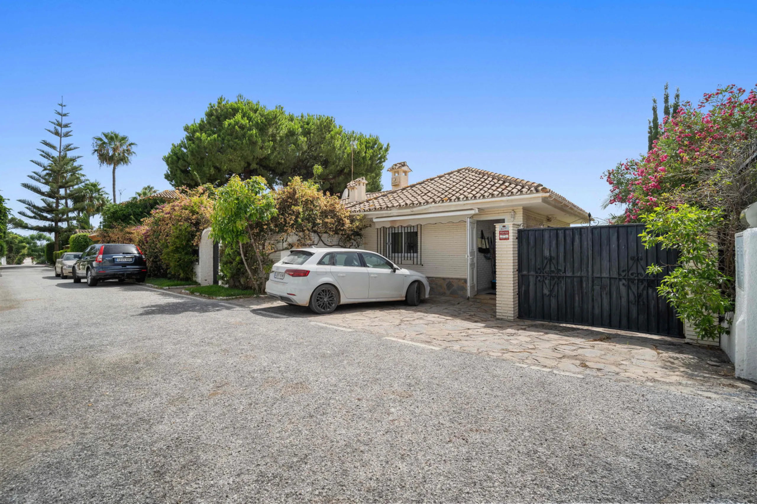 This villa is nestled in an elevated position within the urbanisation of Guadalmina Alta, a beautiful and well-established urbanisation known for its quality living.  This villa boasts stunning panoramic views due to its well-designed elevated position on