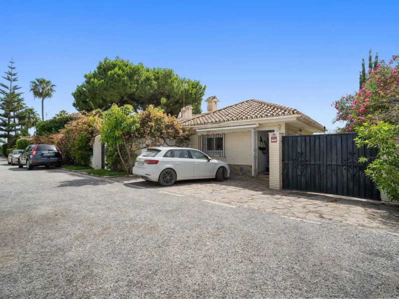 This villa is nestled in an elevated position within the urbanisation of Guadalmina Alta, a beautiful and well-established urbanisation known for its quality living.  This villa boasts stunning panoramic views due to its well-designed elevated position on