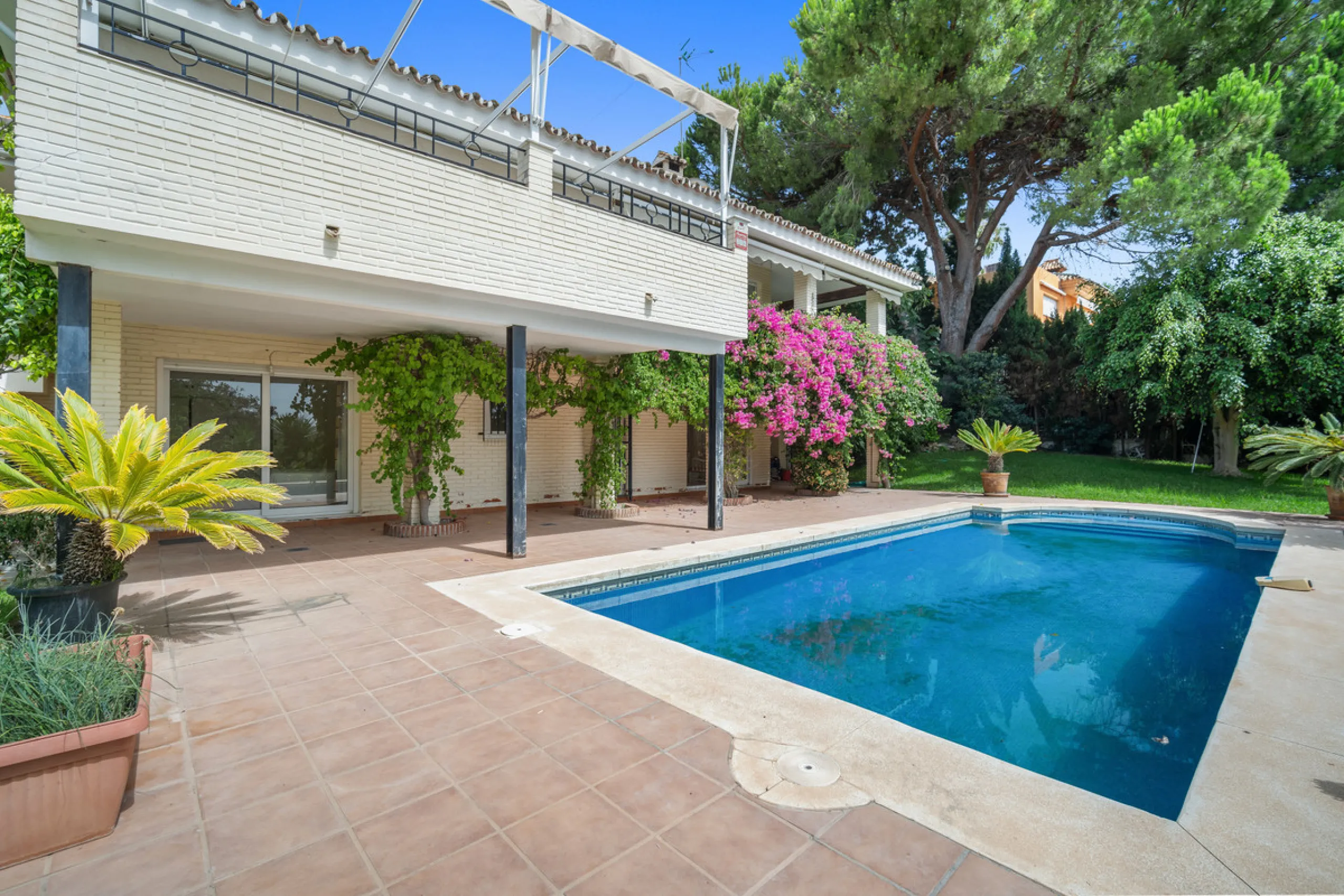 This villa is nestled in an elevated position within the urbanisation of Guadalmina Alta, a beautiful and well-established urbanisation known for its quality living.  This villa boasts stunning panoramic views due to its well-designed elevated position on