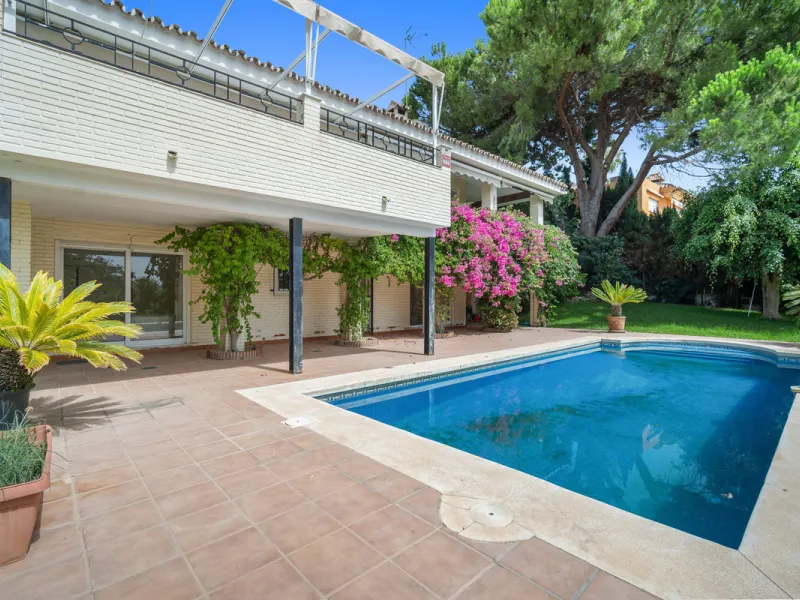 This villa is nestled in an elevated position within the urbanisation of Guadalmina Alta, a beautiful and well-established urbanisation known for its quality living.  This villa boasts stunning panoramic views due to its well-designed elevated position on