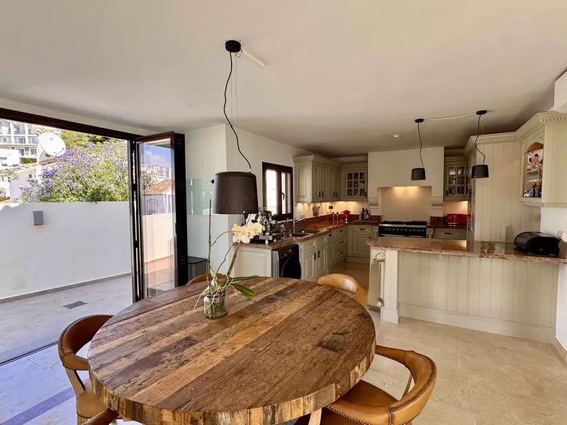House - Detached Villa в продаже в Mijas, Málaga. В доме 5 спален и 5 ванных комнат. Площадь дома 299 м². Площадь участка 530 м²