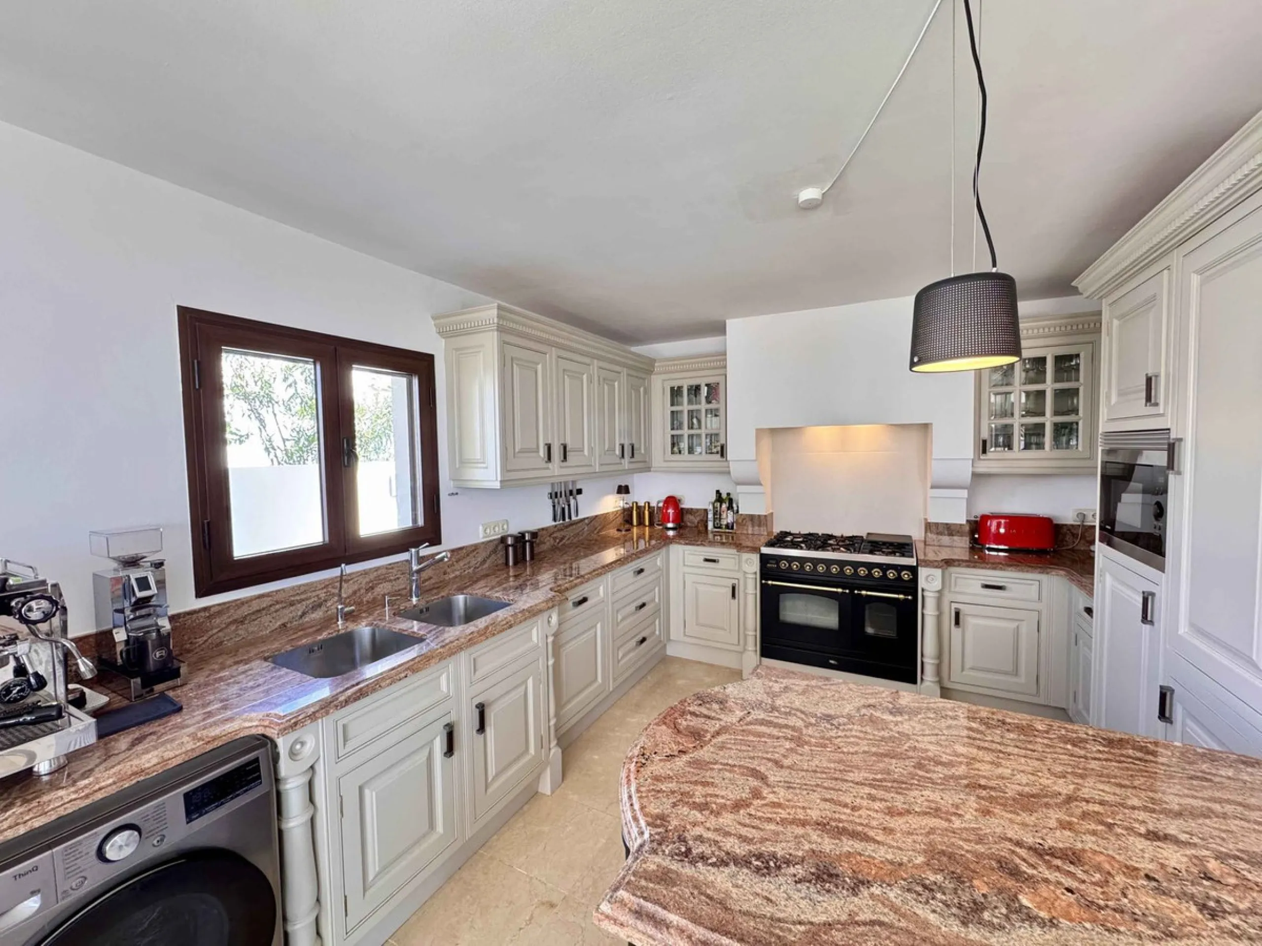House - Detached Villa в продаже в Mijas, Málaga. В доме 5 спален и 5 ванных комнат. Площадь дома 299 м². Площадь участка 530 м²
