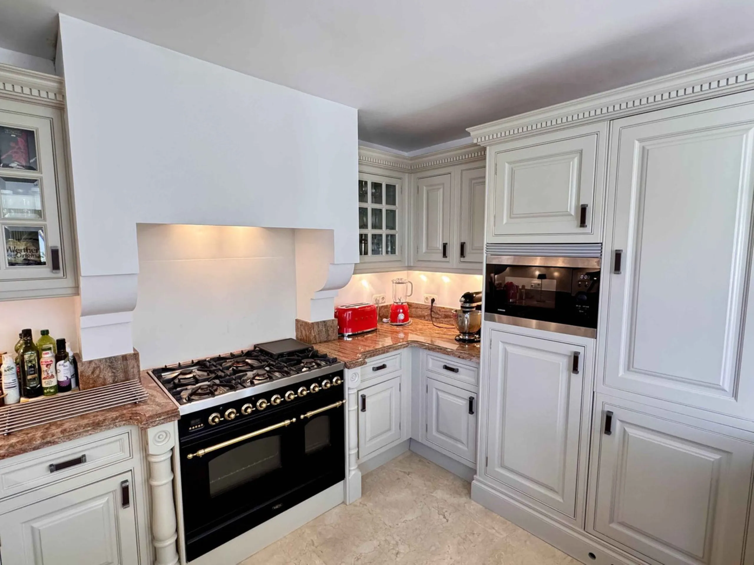 House - Detached Villa в продаже в Mijas, Málaga. В доме 5 спален и 5 ванных комнат. Площадь дома 299 м². Площадь участка 530 м²