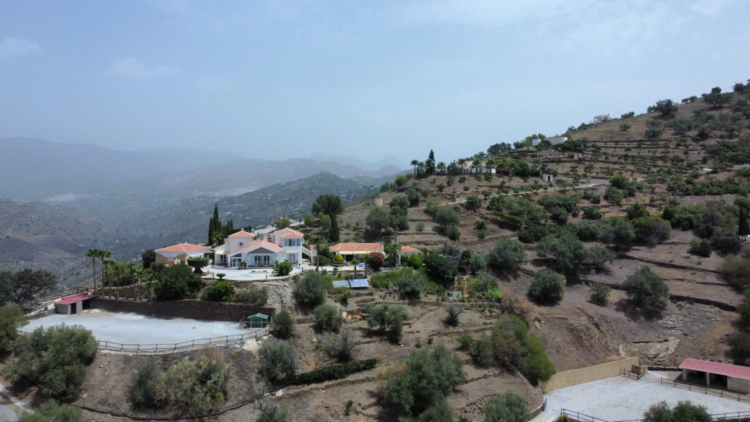 If it ́s your dream to live in a fantastic, high quality built villa with a pool and breathtaking sea views, then you have found the right property. This 280 m2 luxury villa offers everything you could possibly want. In the centre of the modern villa mixe