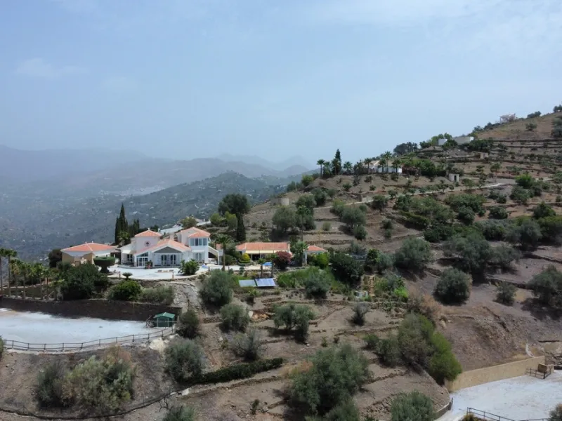 If it ́s your dream to live in a fantastic, high quality built villa with a pool and breathtaking sea views, then you have found the right property. This 280 m2 luxury villa offers everything you could possibly want. In the centre of the modern villa mixe