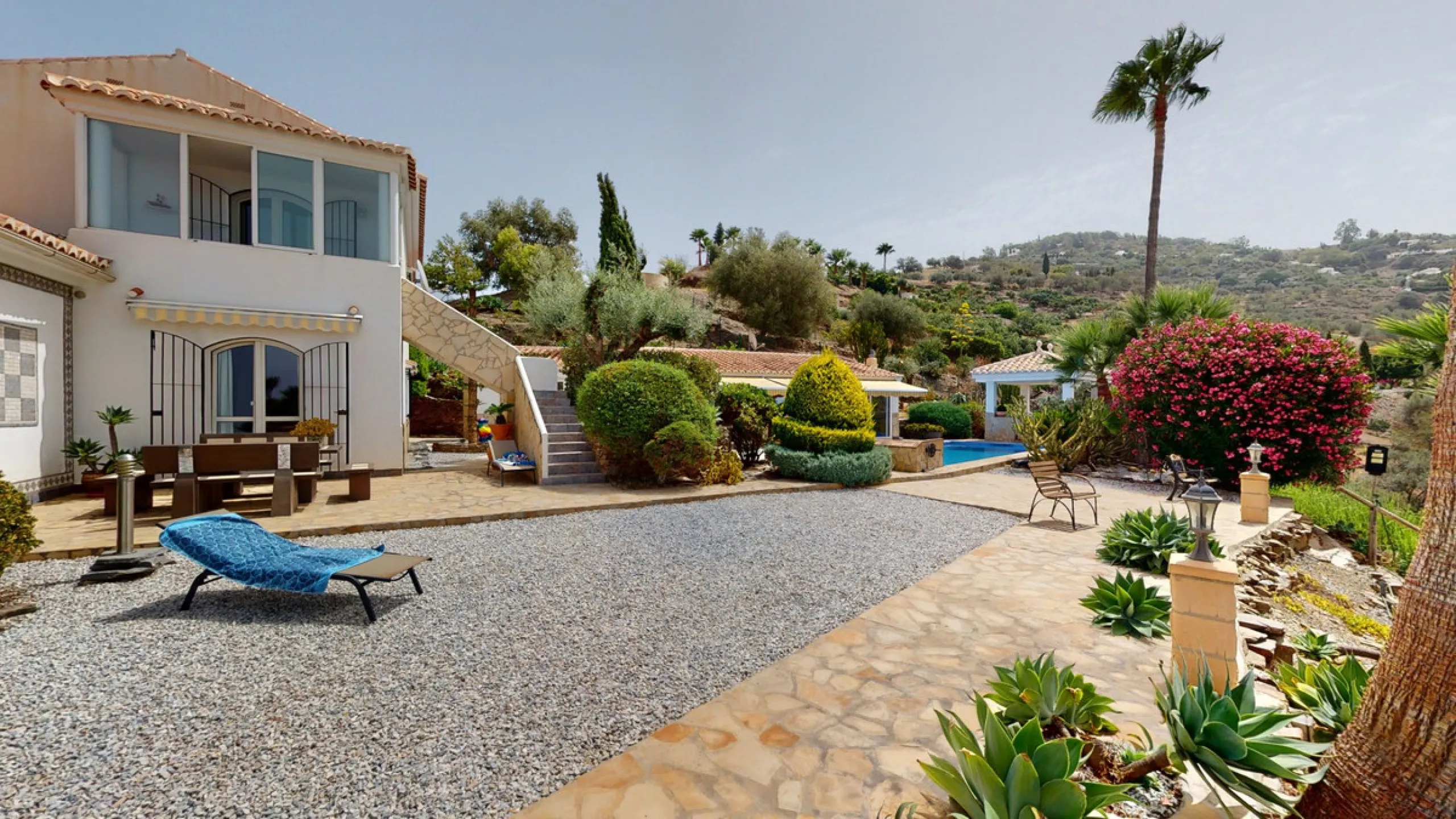 If it ́s your dream to live in a fantastic, high quality built villa with a pool and breathtaking sea views, then you have found the right property. This 280 m2 luxury villa offers everything you could possibly want. In the centre of the modern villa mixe