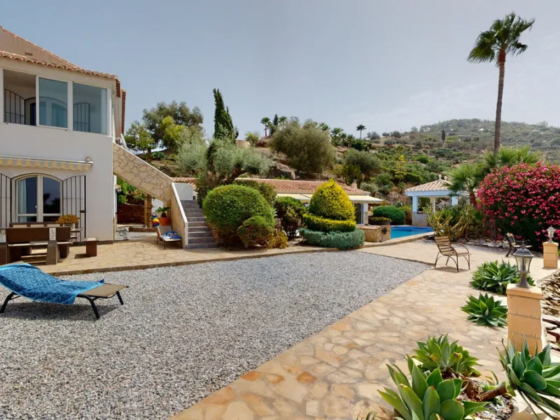 If it ́s your dream to live in a fantastic, high quality built villa with a pool and breathtaking sea views, then you have found the right property. This 280 m2 luxury villa offers everything you could possibly want. In the centre of the modern villa mixe